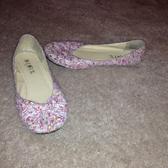 Floral Flats - Picture 1 of 4