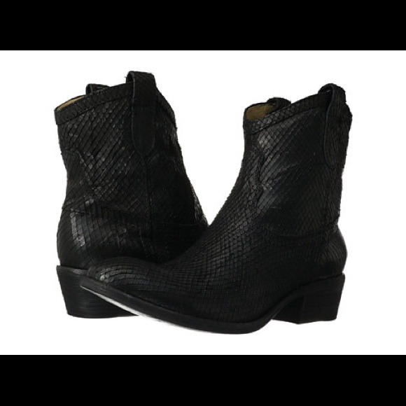 Frye Carson Shortie Textured BLACK 8.5. NEW