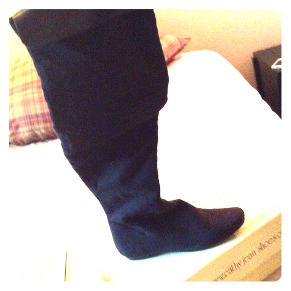 Over the knee boot. - Picture 1 of 1