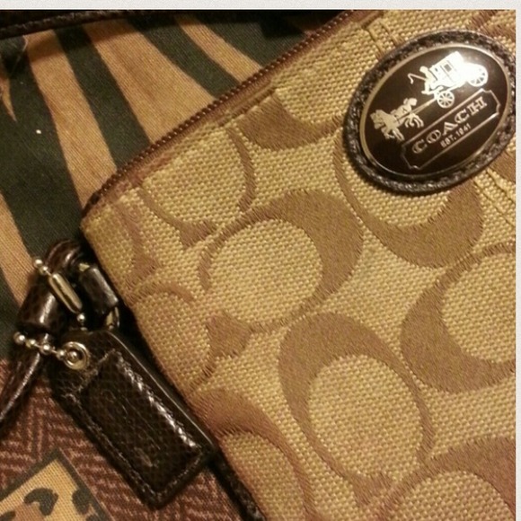 ❌SOLD❌💯%AUTHENTIC COACH WRISTLET. Price FIRM - Picture 2 of 4