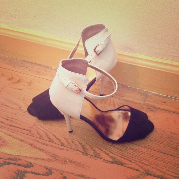 ✨ Color block heels ✨