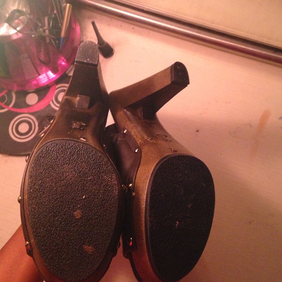 Heels - Picture 4 of 4