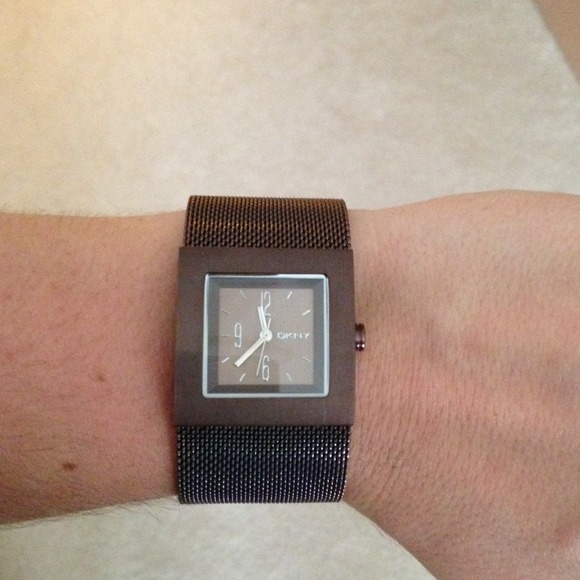 ⭐️SOLD⭐️DKNY choc brown mesh watch - Picture 4 of 4