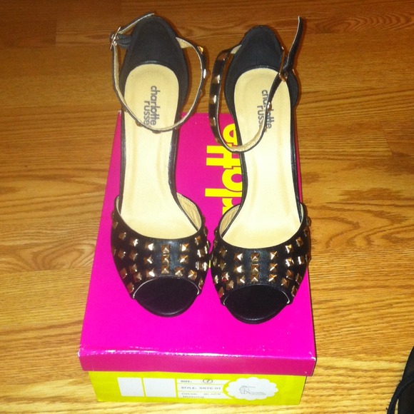 Studed  heels