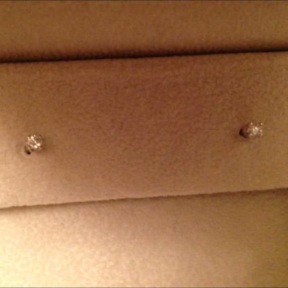 Kessler diamond earrings, 1/8 carrot, never worn - Picture 2 of 4
