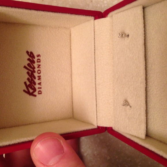 Kessler diamond earrings, 1/8 carrot, never worn - Picture 3 of 4