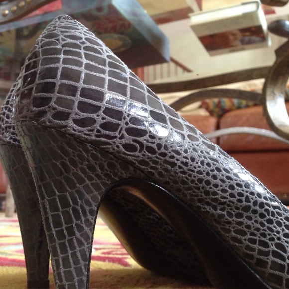 Flashy snakeskin pumps - Picture 3 of 5