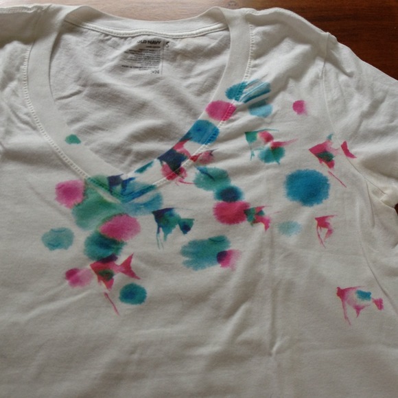 Old Navy v-neck fitted t-shirt NWOT Cute design
