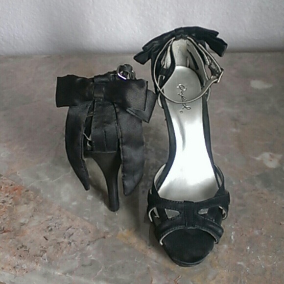 Adorable black heels with a bow on the back!!