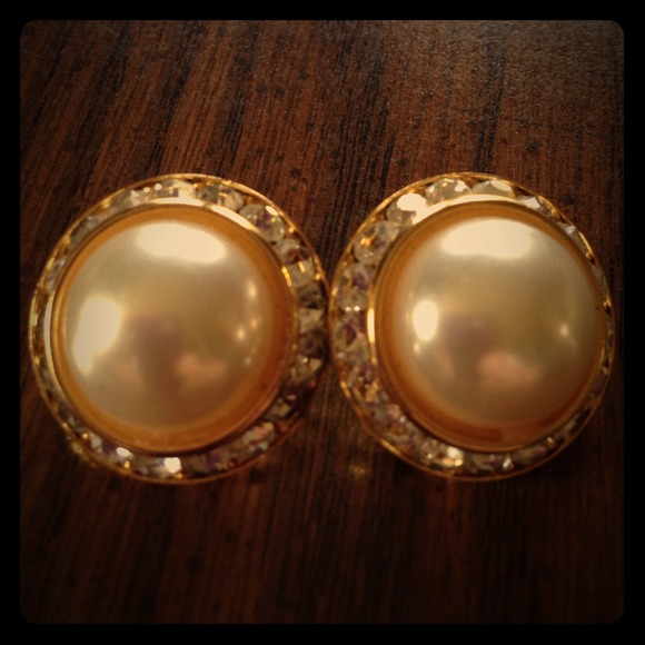 Vintage rhinestone and pearl clip on earrings!