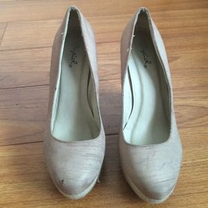 Light golden brown wedges