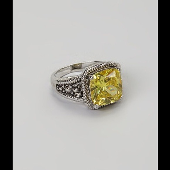 SOLD IN BUNDLE 🎉HP🎉 Light Peridot Braided Ring