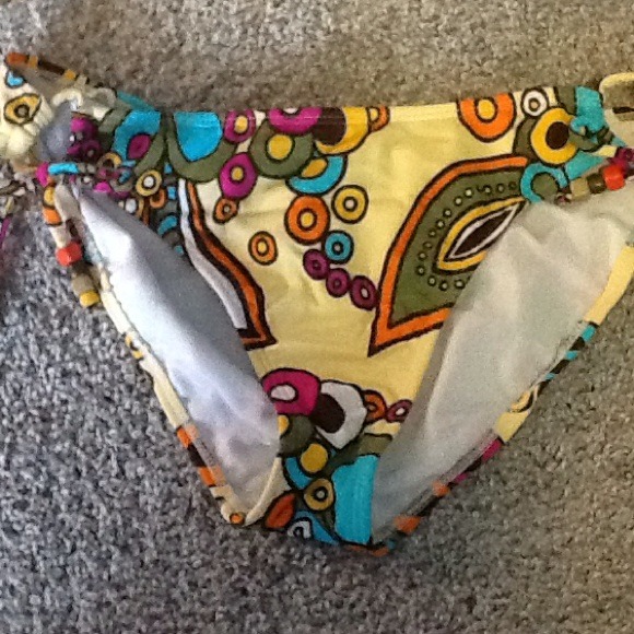 Vibrant Roxy Bikini - Picture 3 of 3