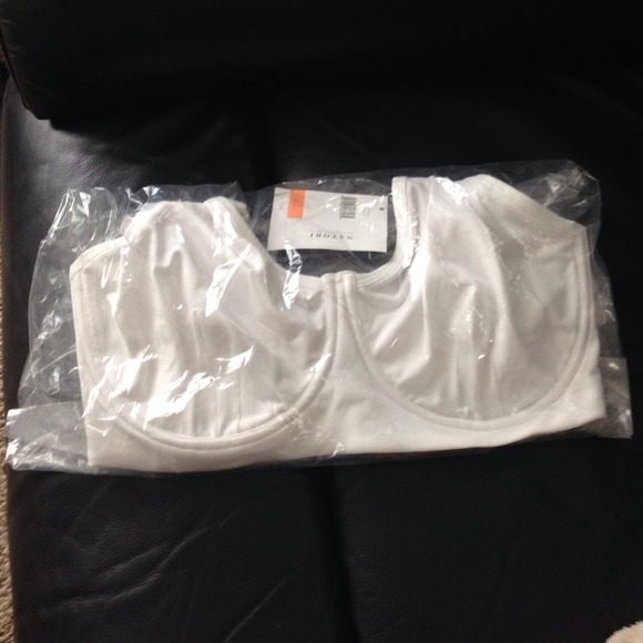 NWT. Natori sports bra.
