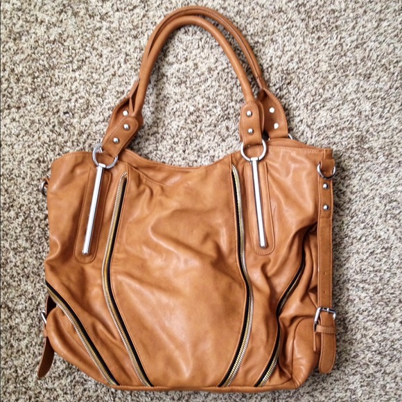 ❌SOLD❌ Spacious, Tan, zipper accent hobo bag