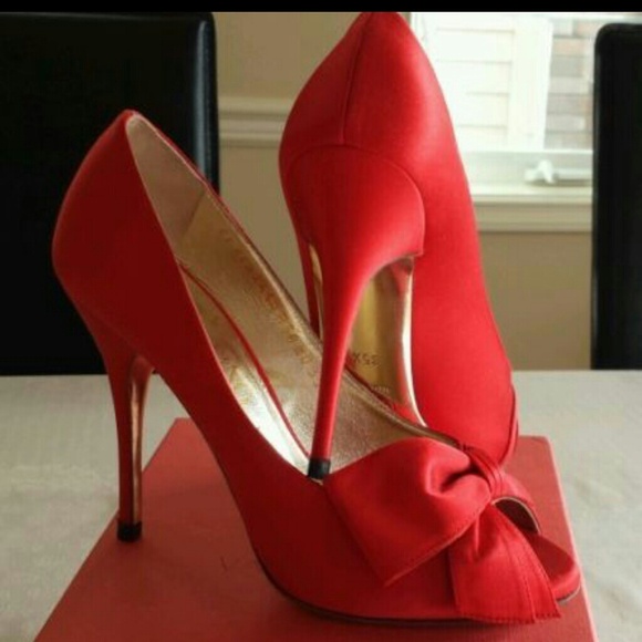 VALENTINO GARAVANI RED BOW PUMPS 35.5