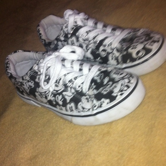 ⛔️traded⛔️Disneyland Mickey shoes!
