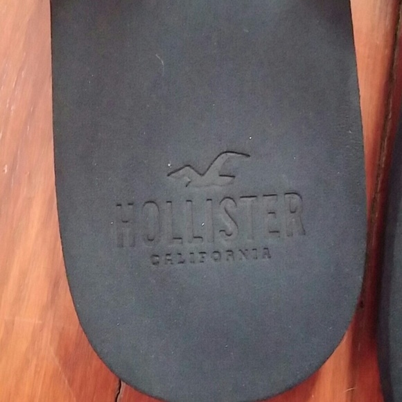 Cute Hollister flip flops - Picture 2 of 3