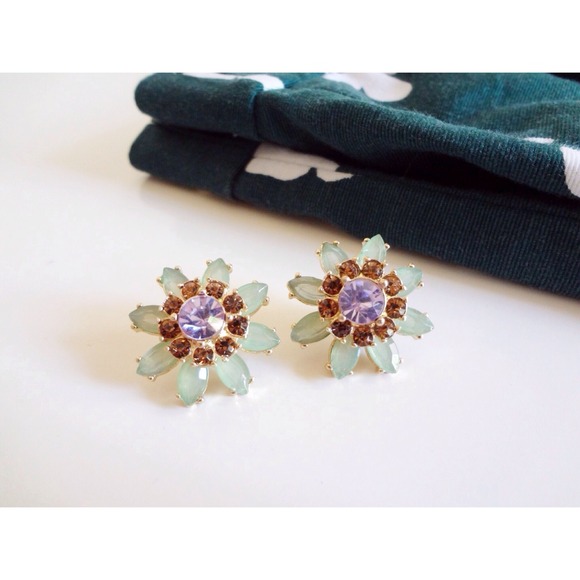 Jewelry - NEW Mint Sunflower Stud Earrings