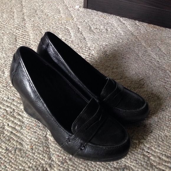 Kenneth Cole size 8 black wedges