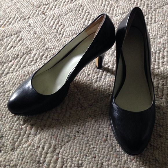 Nine West size 7 black leather pumps