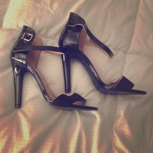 REDUCED- Dainty blk ankle strap sandals