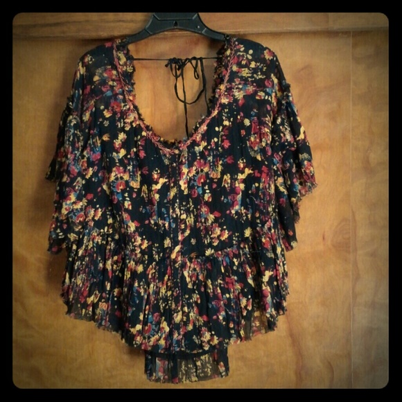 NWOT AMAZING AND FUN RUFFLE TOP