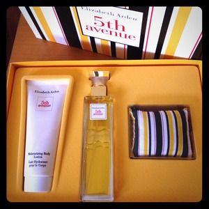 Great gift idea! Elizabeth Arden 5th ave gift set