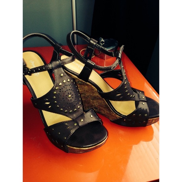 Never worn brown strappy wedges
