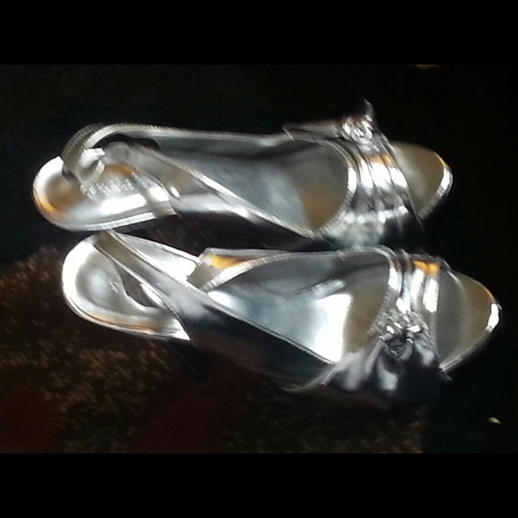 HEELS - Picture 2 of 2