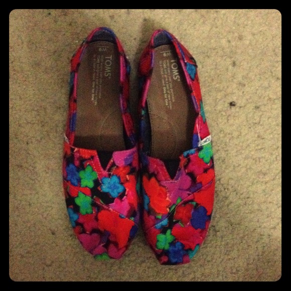 Never been worn! Floral Toms