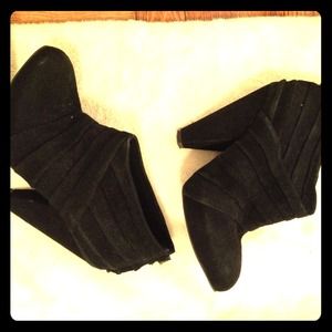 DV Dolce Vita black textured suede booties!
