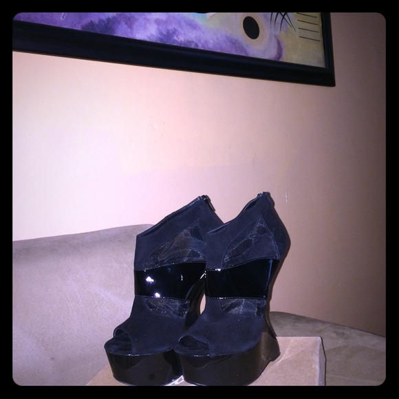 Chinese Laundry Patent Leather Heel Less Wedges - Picture 2 of 4