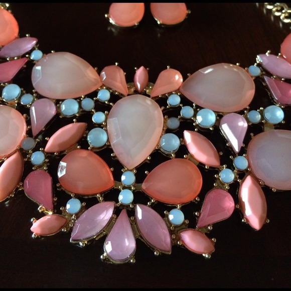Crystal bib necklace in pale pastel pink - Picture 3 of 4
