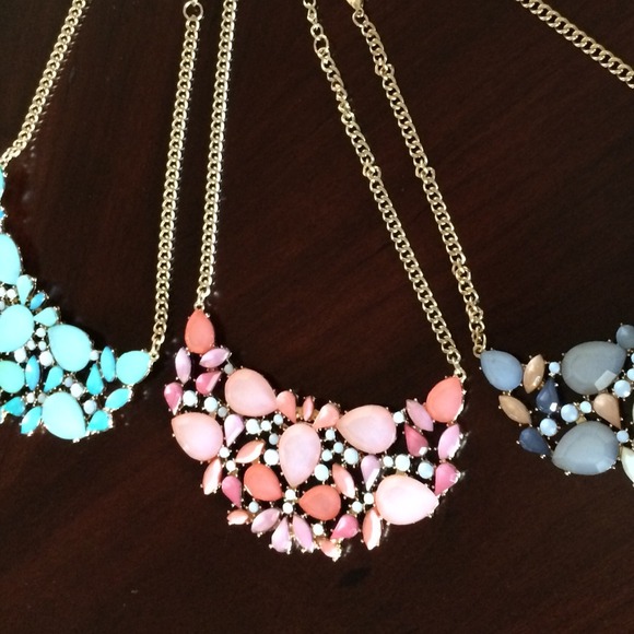 Crystal bib necklace in pale pastel pink - Picture 4 of 4