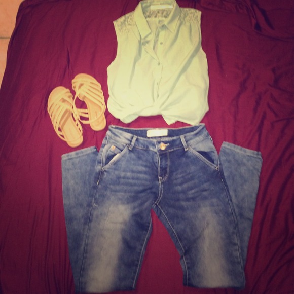 Sleeveless darker mint green button up shirt - Picture 1 of 4
