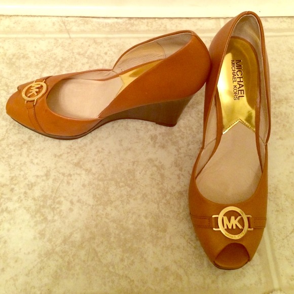 Michael Kors Size 8 Vail Leather Wedges