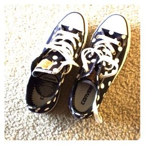 Size 6 new Converse shoes 🌟🌟RESERVED🌟🌟🌟🌟