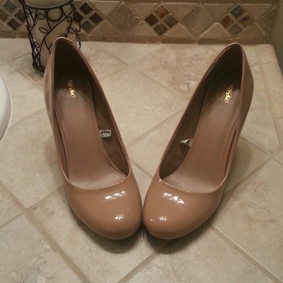 Beige/nude pumps
