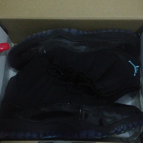 Jordan 11 RETRO (PS) size 3 in KIDS!!!