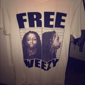 Size M free weezy shirt