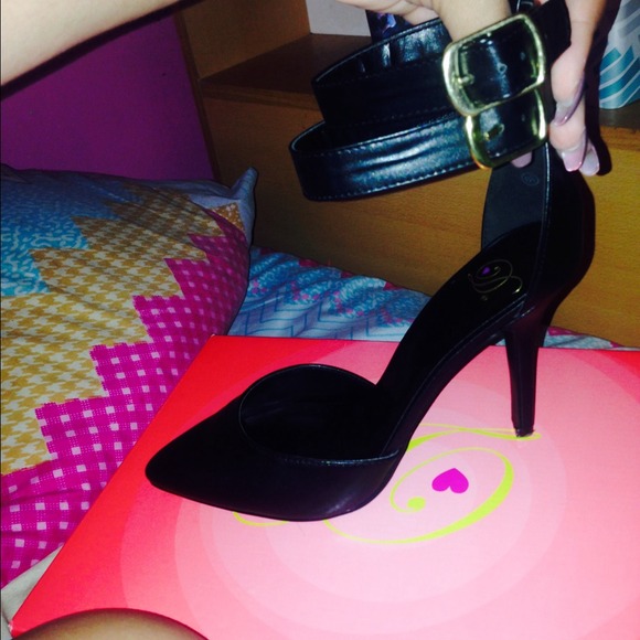 Point Toe Heels - Picture 2 of 4