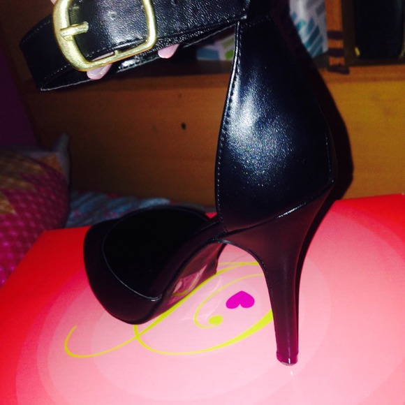 Point Toe Heels - Picture 3 of 4