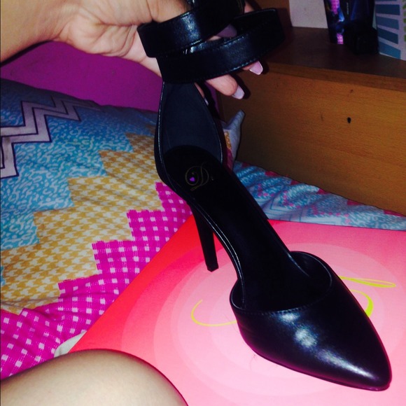 Point Toe Heels - Picture 4 of 4