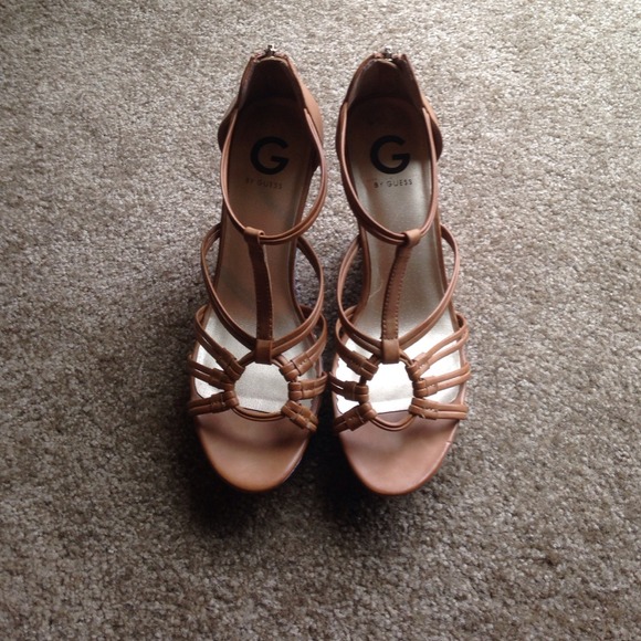 Guess Wedges size 9 1/2 - Picture 2 of 4