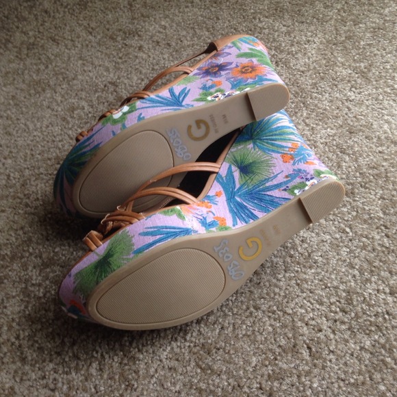 Guess Wedges size 9 1/2 - Picture 3 of 4