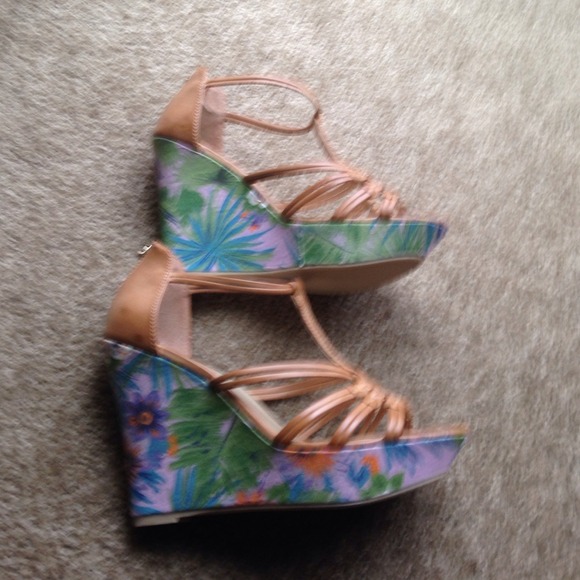 Guess Wedges size 9 1/2 - Picture 4 of 4