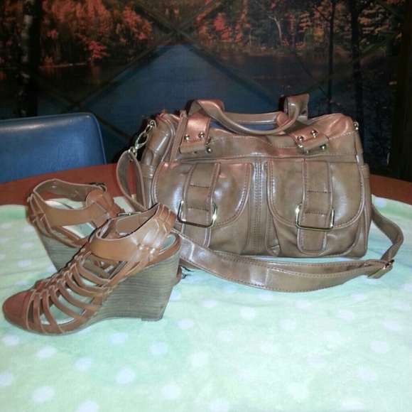 Hold@ena35 Shoulder bag and wedged heel