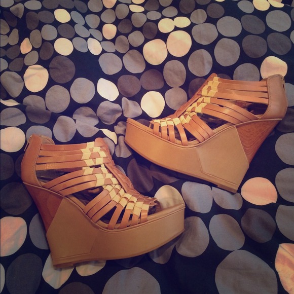 ⛔️SOLD⛔️Gianni Bini cream wedges