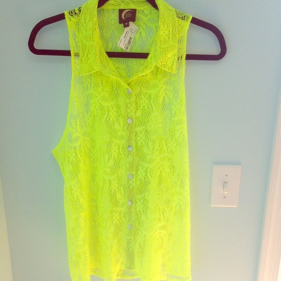 PRICE DROP! NWT Blu moon lace sleeveless shirt